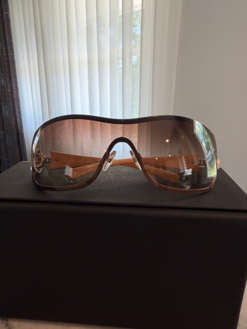 Beige And White Camellia Flower Chanel Sunglasses - model 4164